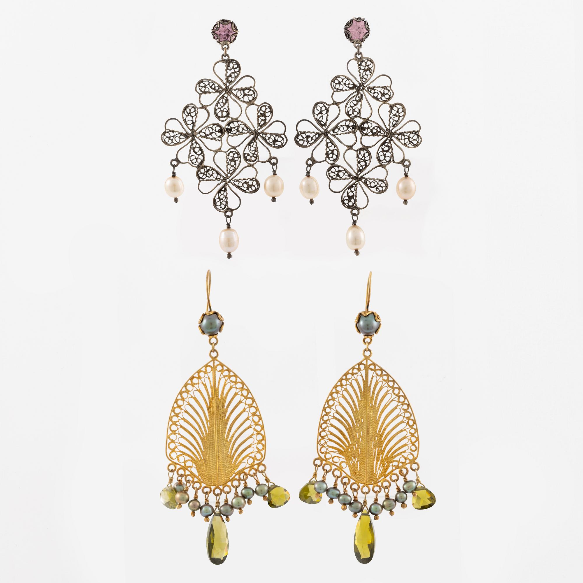 Yvone Christa, två par örhängen, silver, med genombruten dekor, med imitationsstenar.