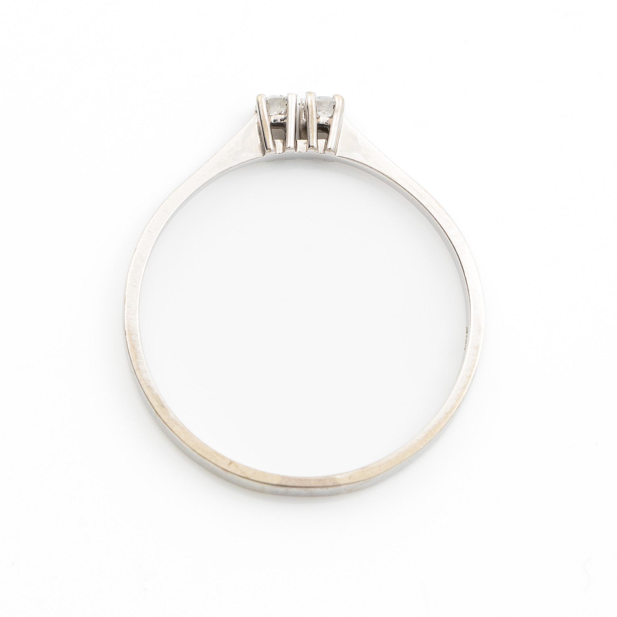 18K white gold ring with two brilliant-cut diamonds.
