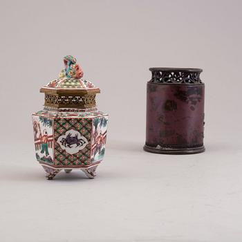 Two Japanese vases, bronze and porcelain, 20th century.