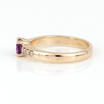 RING, 14K guld med rund fasetterad ametist ca 0,44 ct och briljantslipade diamanter tot ca 0,11 ct. Vikt 3,75 g.