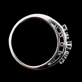 RING, 18 k vitguld med briljanter och smaragder. Total vikt 4 g.