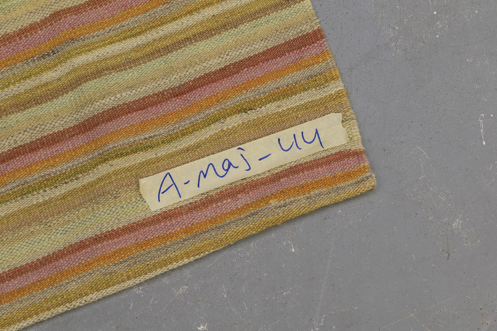 A CARPET FLAT WEAVE, AROUND 333 x 246 cm.