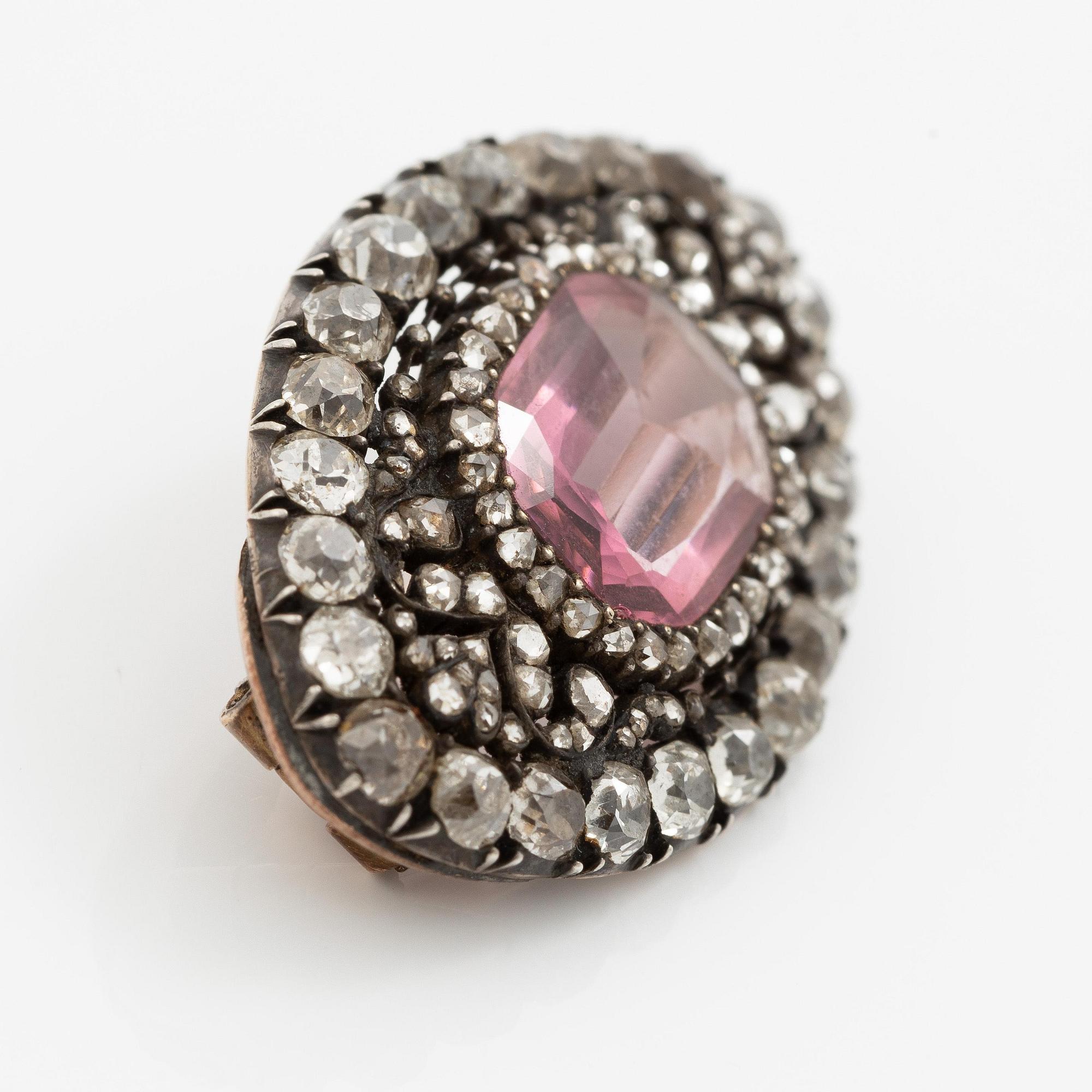 Brosch 14K guld och silver med en fasettslipad spinell samt gammal- och rosenslipade diamanter.