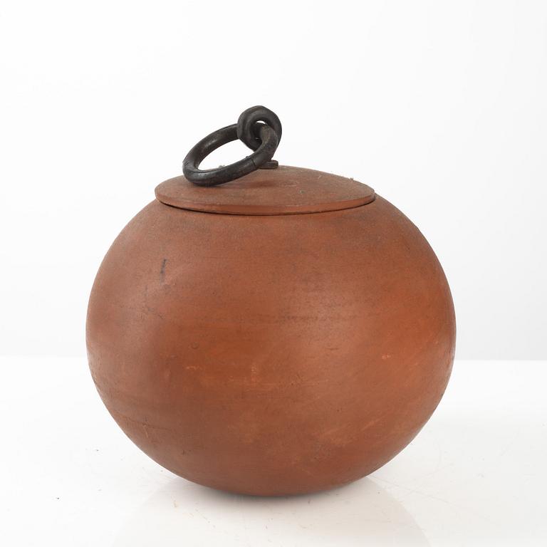 Anja Notini, an urn with cover, own workshop, Saltsjö-Boo.