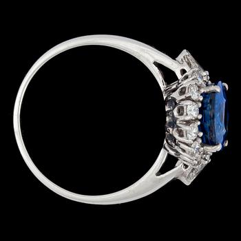 RING, fasettslipad kyanit, 3.46 ct, och briljantslipade diamanter, tot. 0.69 ct.