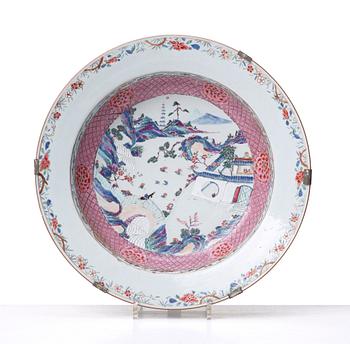 A pair of famille rose dishes, Qing dynasty, Yongzheng (1723-35).