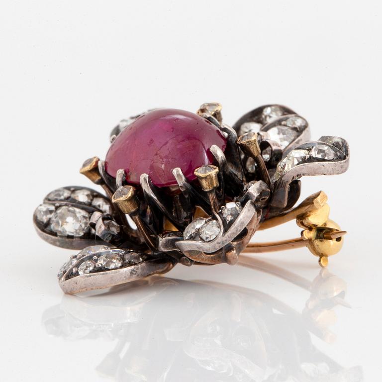 Brosch med en cabochonslipad rubin ca 4.00 ct och gammalslipade diamater.