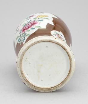 VAS, porslin och brons, Kina 1700-tal.