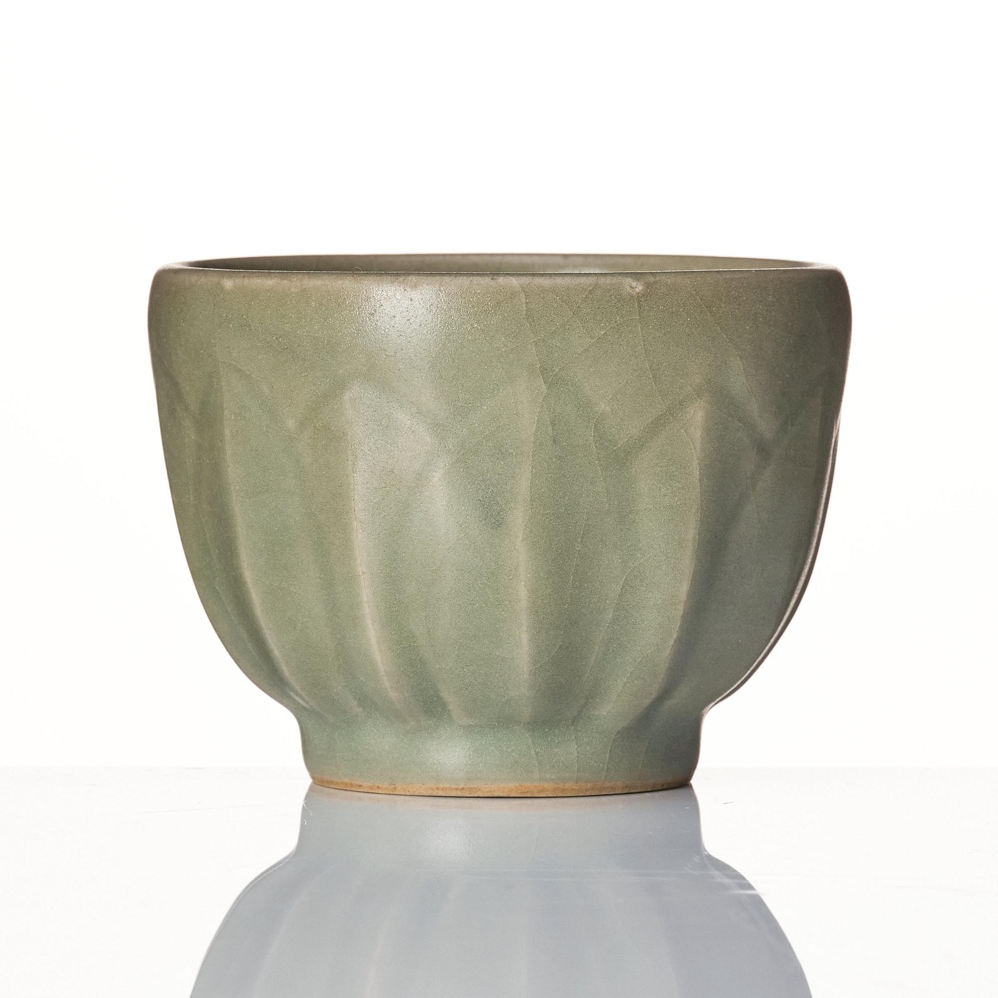 A celadon glazed lotus shaped cup, Yuan/Ming dynasty.