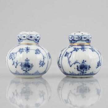 A 'Blue Fluted Half Lace' porcelain salt- and pepper shaker, Royal Copenhagen, model 711 and 712, post 1923.