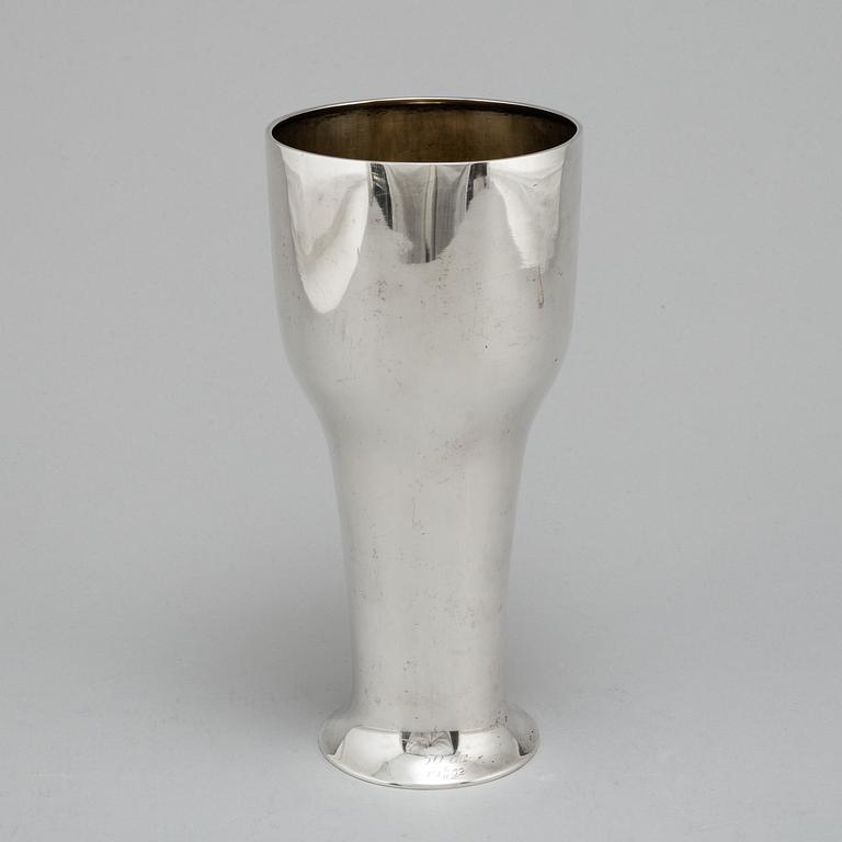 CG HALLBERG, a silver vase, 1910, 456 gram.