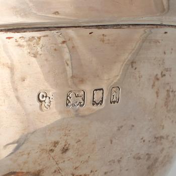 FRIMÄRKSDOSA samt BÄGARE, silver, England, tidigt 1900. Totalvikt: ca 216 gram.