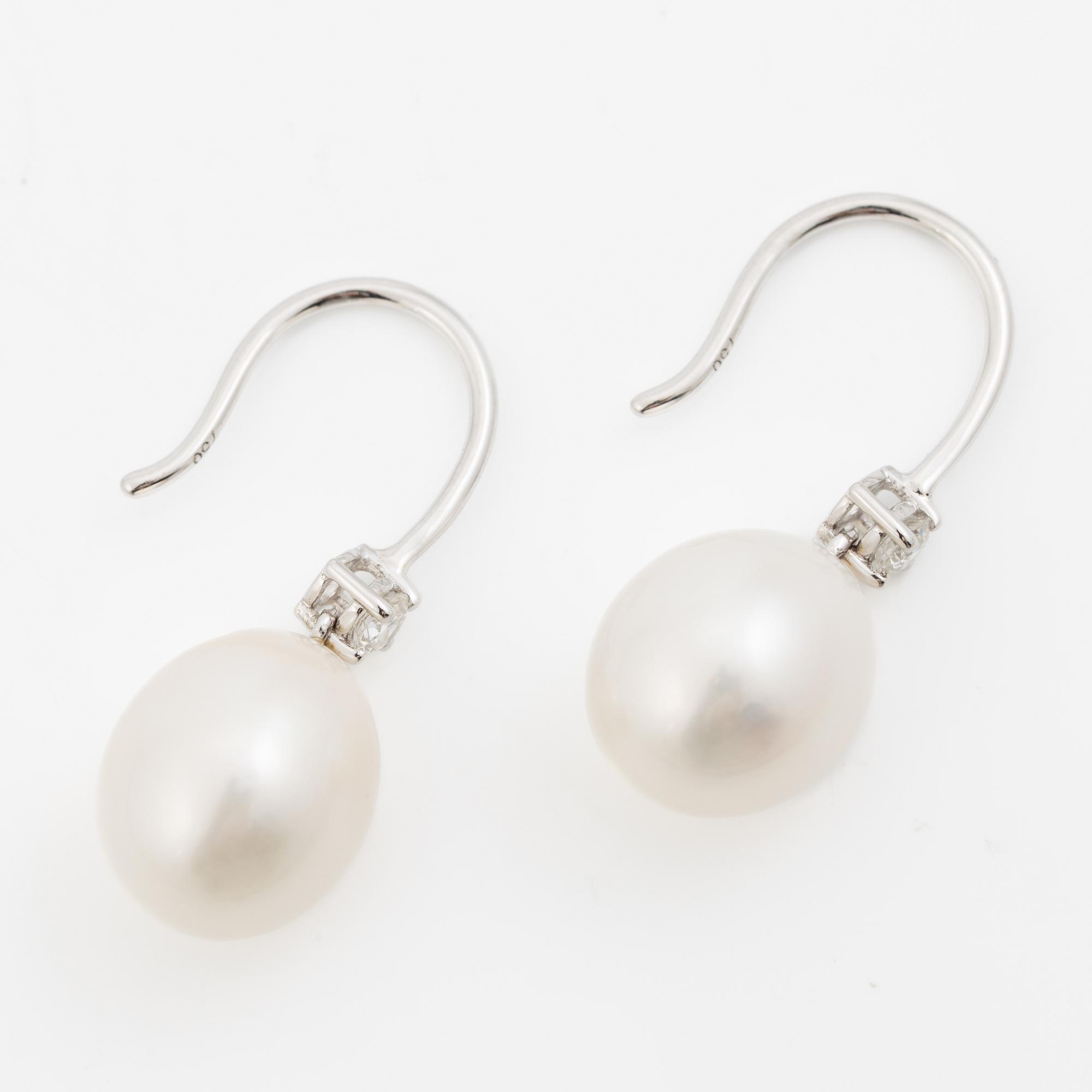 Earrings 18K white gold with cultured pearls and brilliant-cut diamonds.