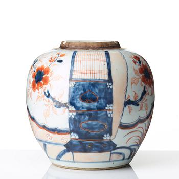 An imari jar, Qing dynasty, Kangxi (1662-1722).