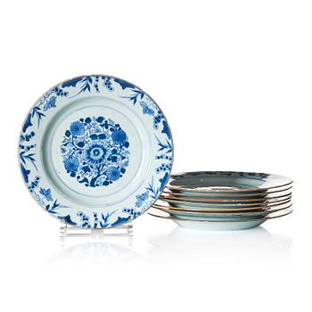 A set of eight blue and white dinner plates, Qing dynasty, Kangxi (1662-1722).