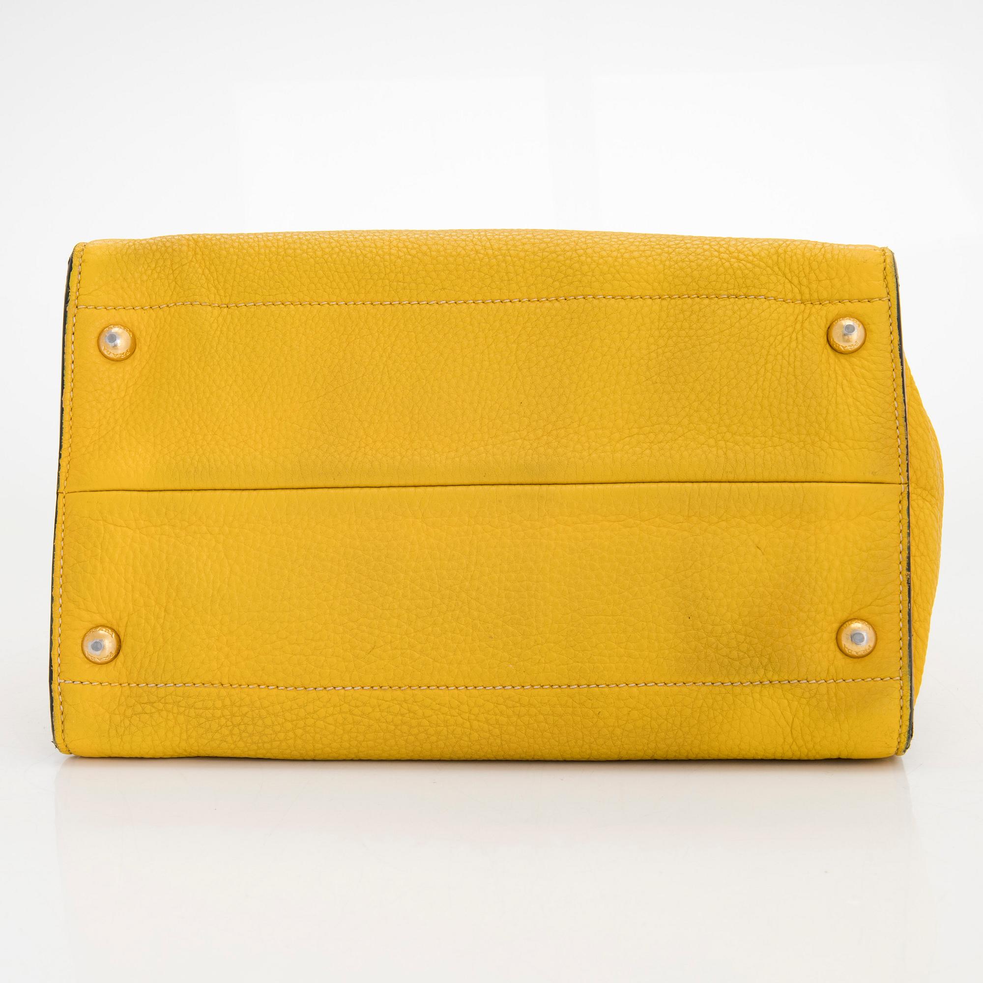 Prada, a 'Vitello Daino Tote' bag.