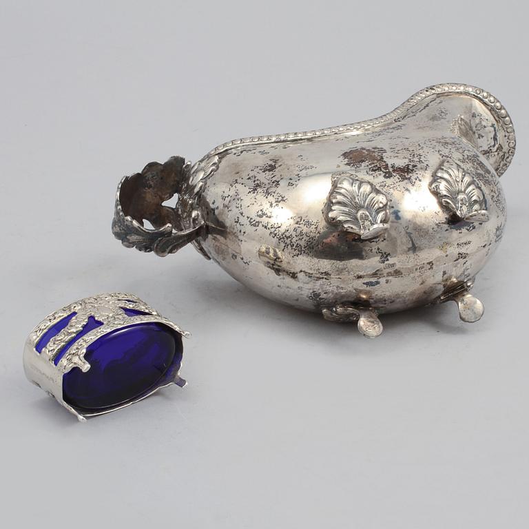 SÅSSNIPA, SALTSKED samt SALTKAR, silver och glas, 1900-tal, vikt (exklusive glasinsats) 230 gram.
