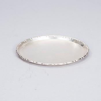 SKÅLAR, 2 st, och FAT, silver, London, bl a Carrington & Co, och Helsingfors, 1900-talets första hälft. Totalvikt 407 g.