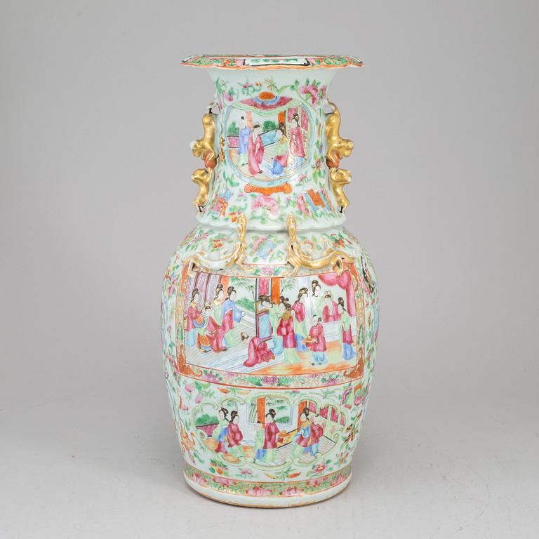 A famille rose vase, Canton, Qing dynasty, 19th century.