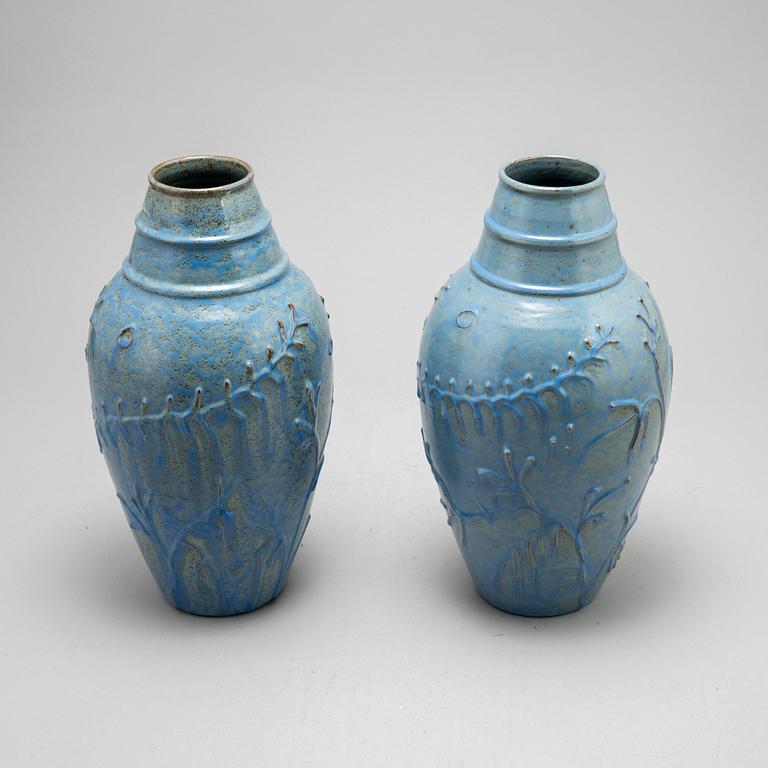 Erik Mornils, vaser, ett par, Nittsjö, 1900-talets mitt.