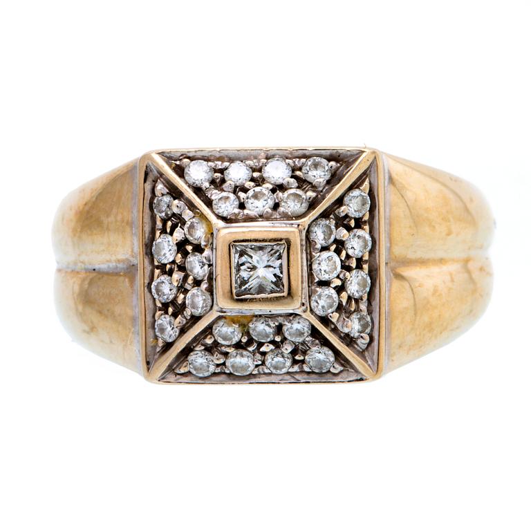 Ring 18K vitguld med 1 princesslipad diamant och briljanter ca 0,40 ct totalt, bredaste del ca 10 mm.