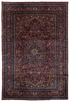 391. A 1920s Meshed 'Amoghli' carpet, ca 526,5 x 356 cm.
