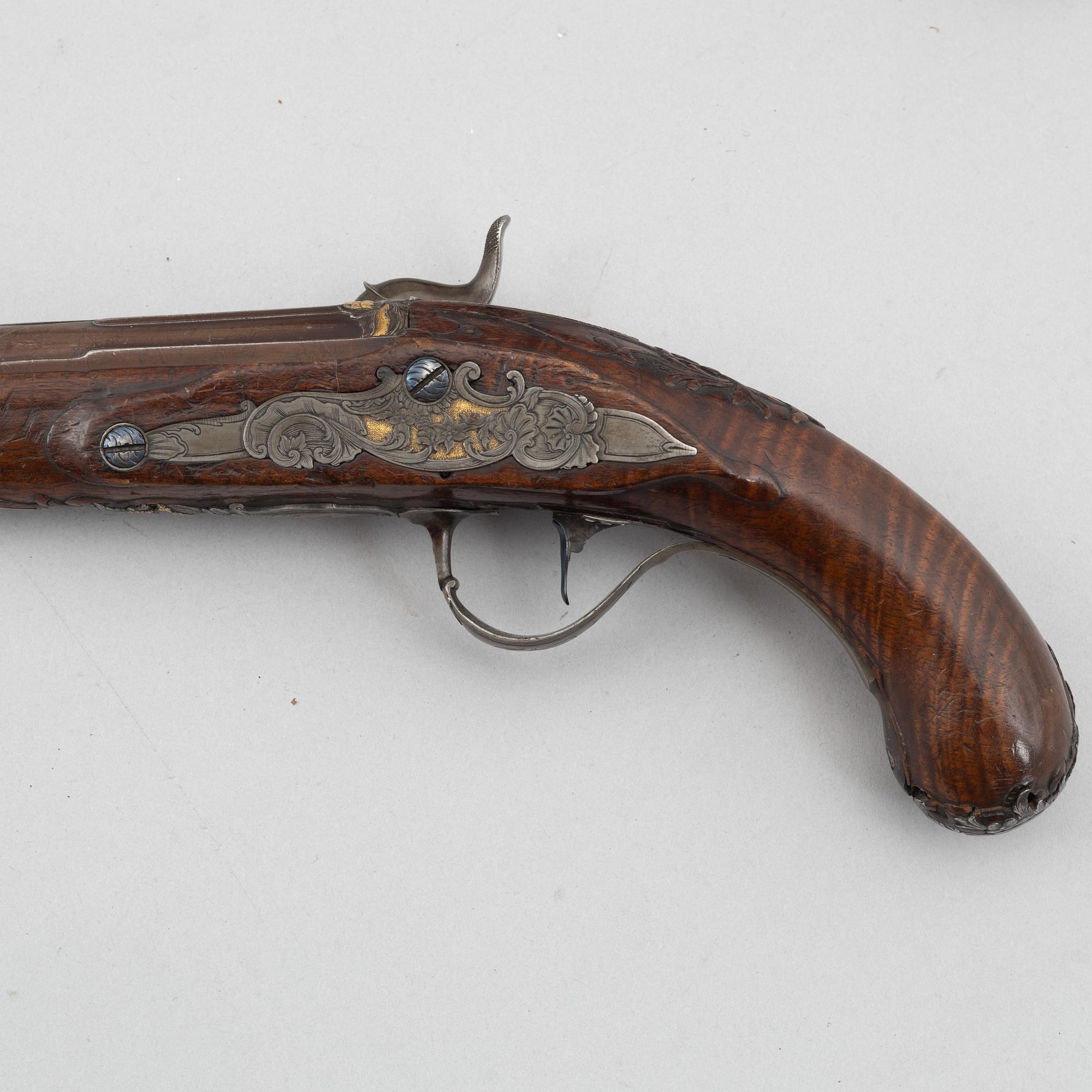 Slaglåspistoler, ett par, ändrade från flintlås,  Nusbaum Stockholm, 1700-talets mitt.