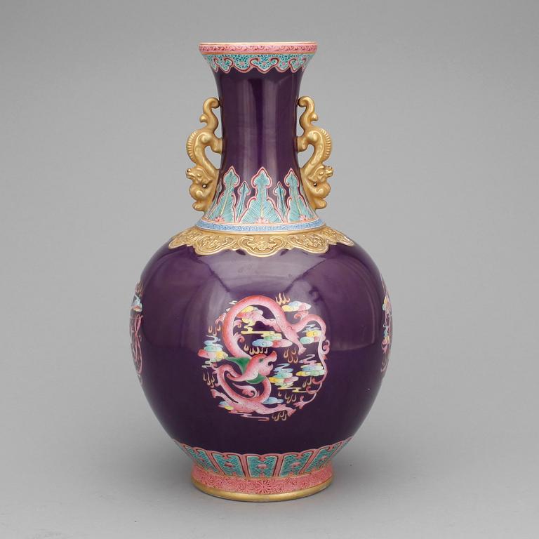VAS, porslin, Kina, sent 1900-tal.