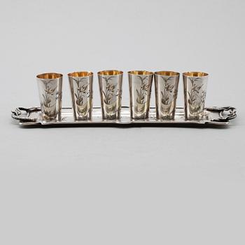 VODKASERVIS, 7 delar, silver, Ryssland, 1900-talets första hälft. Vikt ca 259 gram.