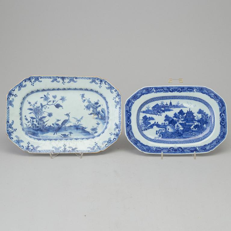 Two chinese blue and white porcelain dishes, Qing dynasty, 18th/19th century with one Japanese tray, ca 1900.