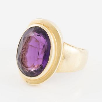 Ring, 18K gold with amethyst.