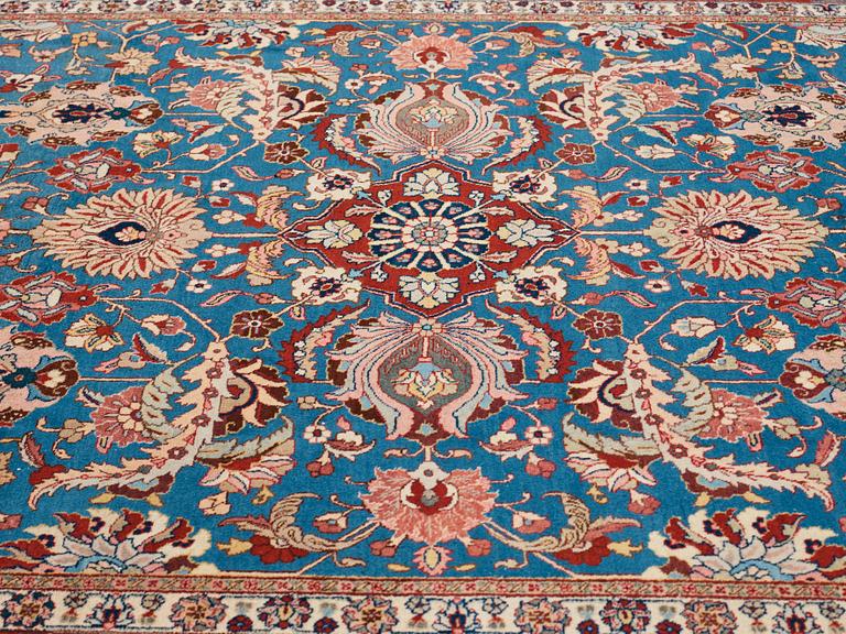 A CARPET, a semi-antique Tabriz, ca 359,5 x  259 cm.