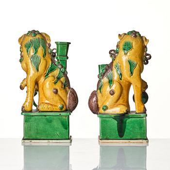 Rökelsehållare, ett par, biskviporslin. Qingdynastin, Kangxi (1662-1722).