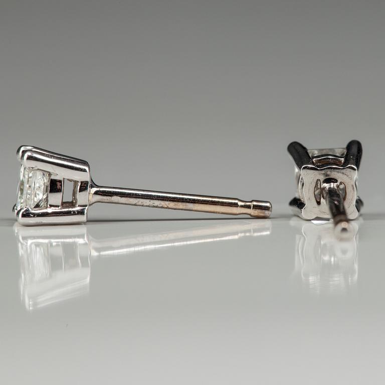 ÖRHÄNGEN, vitguld 18K, prinsesslipade diamanter, tot. 0,50 ct. J/VS. Vikt 1,5 g.