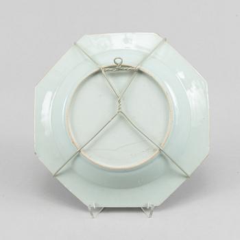 A blue and white tureenstand and a soup dish, Qing dynasty, Qianlong (1736-95).