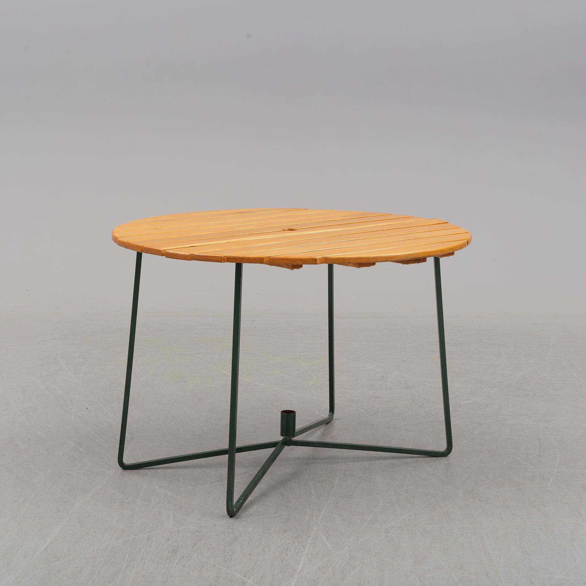 TRÄDGÅRDSGRUPP, fem stolar och ett bord, Grythyttan, tillverkade mellan 1954 och 1962.