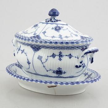 Two tureens, a creamer and two dishes, "Blue Fluted Half Lace"/"Musselmalet", Royal Copenhagen part 19th century.