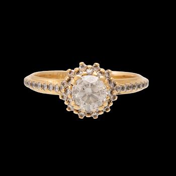 An 18K gold ring set with round brilliant-cut diamonds.