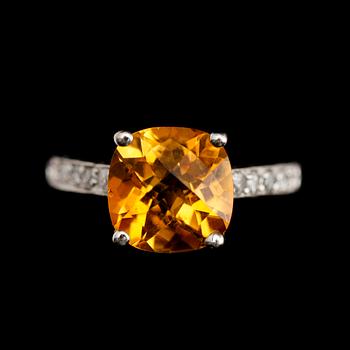 RING, 14 k vitguld, solitär brioletteslipad citrin samt 8 mindre diamanter.