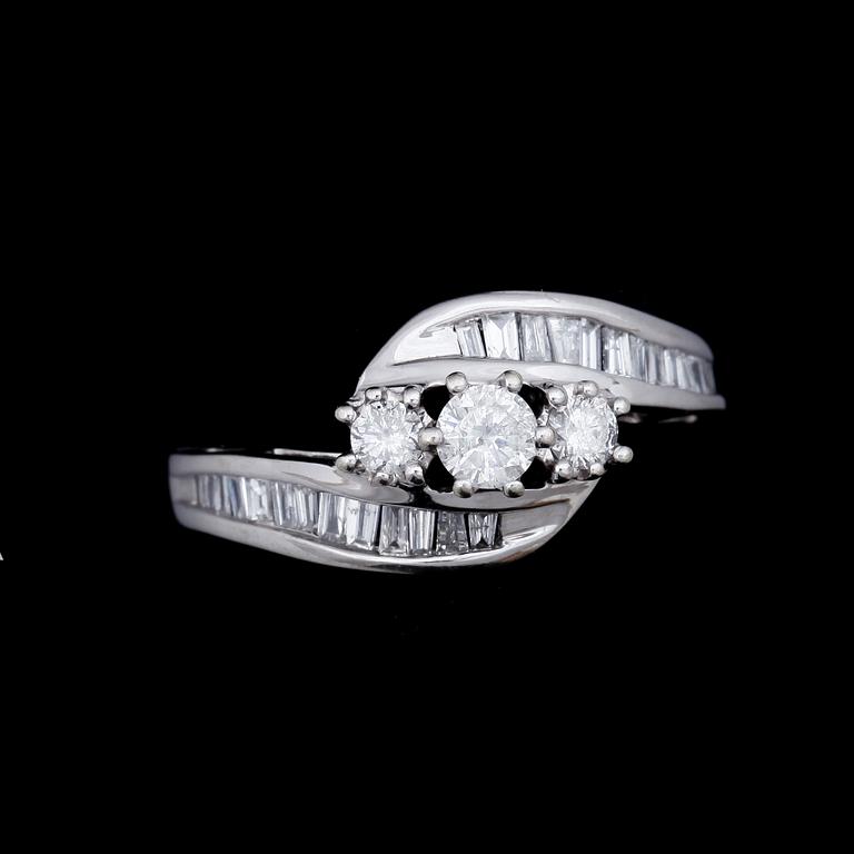 RING, 10k vitguld, 3 briljantslipade diamanter o ca25 små baguettslipade diamanter, tot ca1,33ct. Tot vikt ca 3,6g.