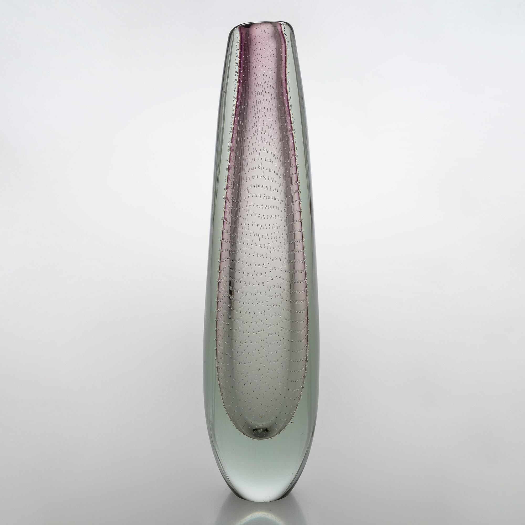 Gunnel Nyman, A glass vase signed, G. Nyman, Nuutajärvi Notsjö.