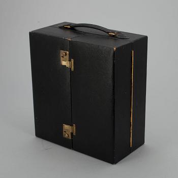 TOILETTESET I ETUI, 20 delar, förgyllt silver och glas. G.H. James & Co, London 1929.