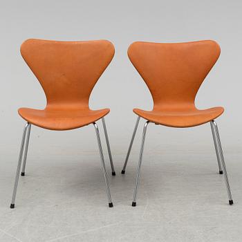 A SET OF 6 ARNE JACOBSEN "SERIES 7" CHAIRS, Fritz Hansen.