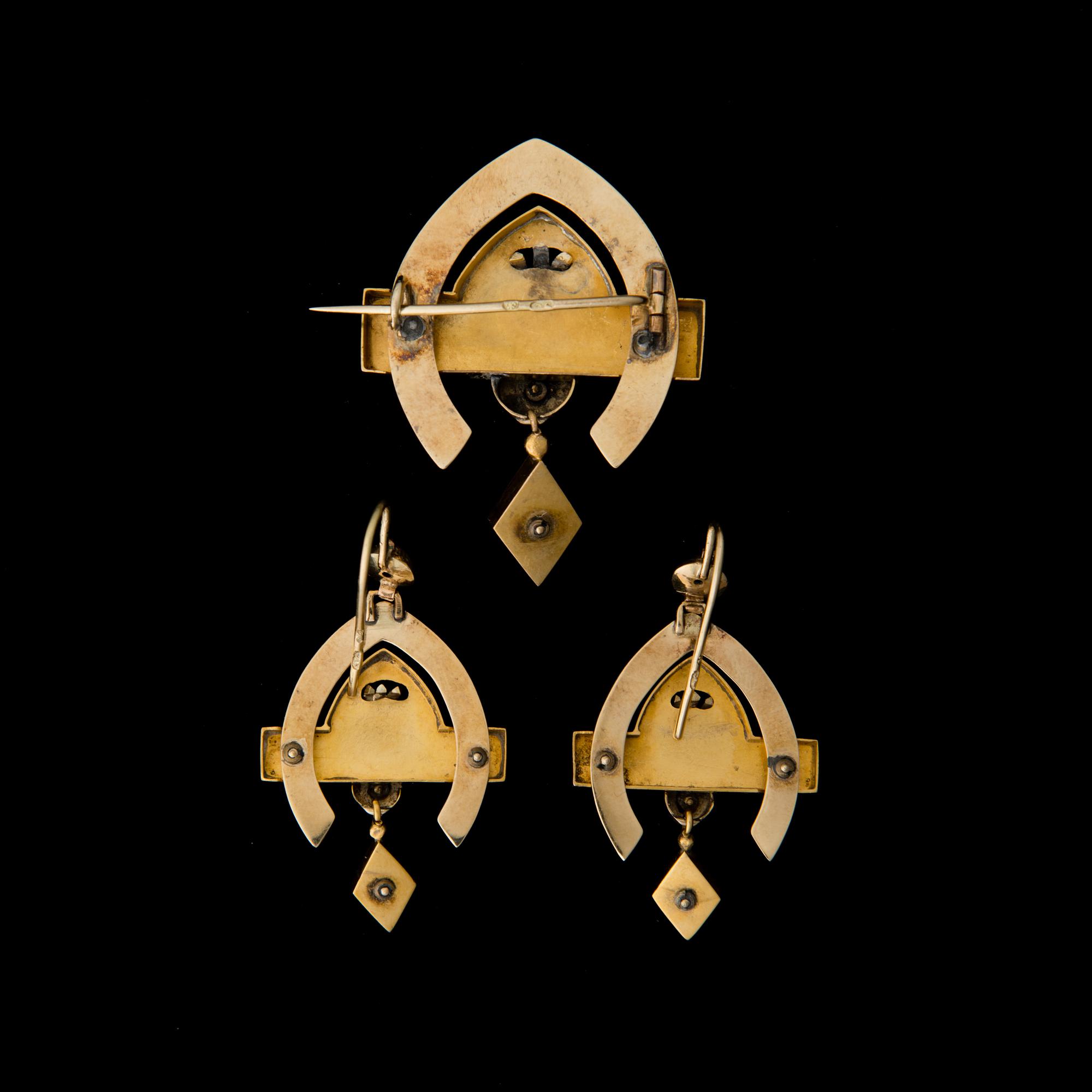 A BROOCH and A PAIR OF EARRINGS, 14K (56) gold. St. Petersburg, late 19th century.