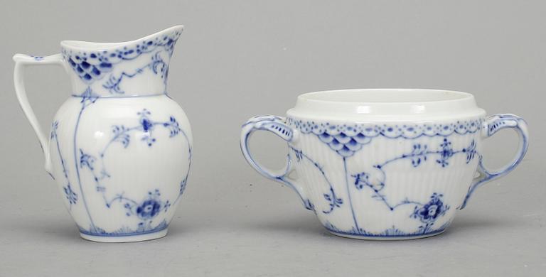 KAFFE-/TESERVIS, 24 delar, porslin, "Musselmalet", Royal Copenhagen, 1900-talets andra hälft.