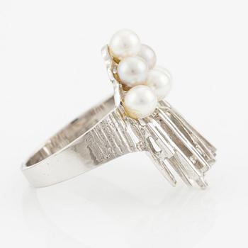 Ring 18K vitguld med odlade pärlor.