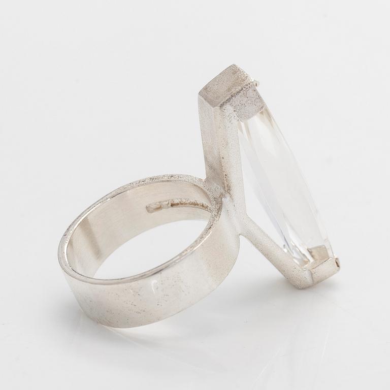 Björn Weckström, sormus, "Luminoso", viistehiottu vuorikristalli, hopeaa.