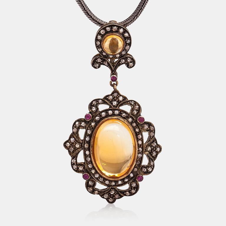 A 14K gold and silver necklace with citrines, rubies and rose-cut diamonds ca. 0.25 ct in total.
