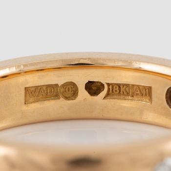 Ring, 18K gold with five brilliant-cut diamonds.