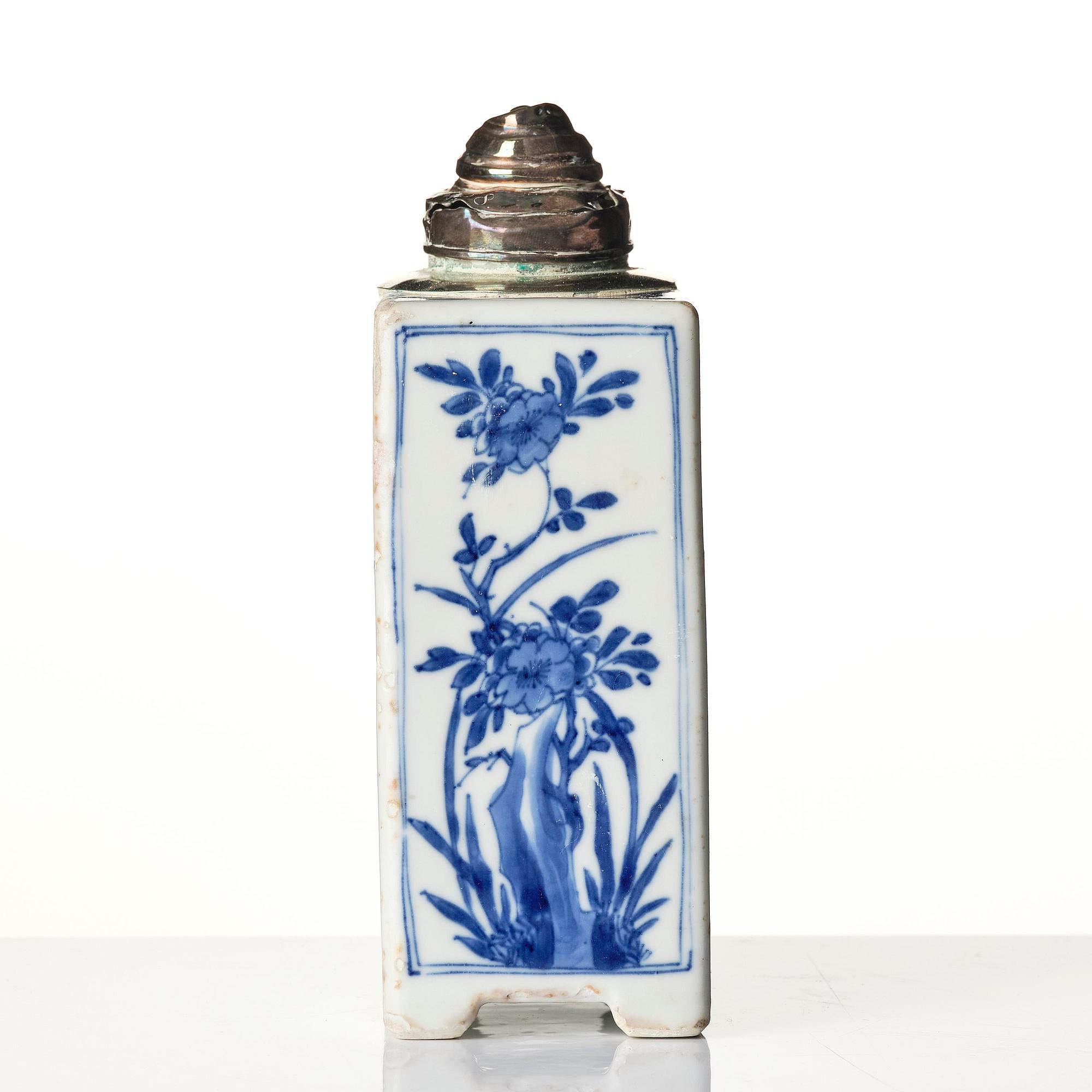 A blue and white tea caddy, Qing dynasty, Kangxi (1662-1722).